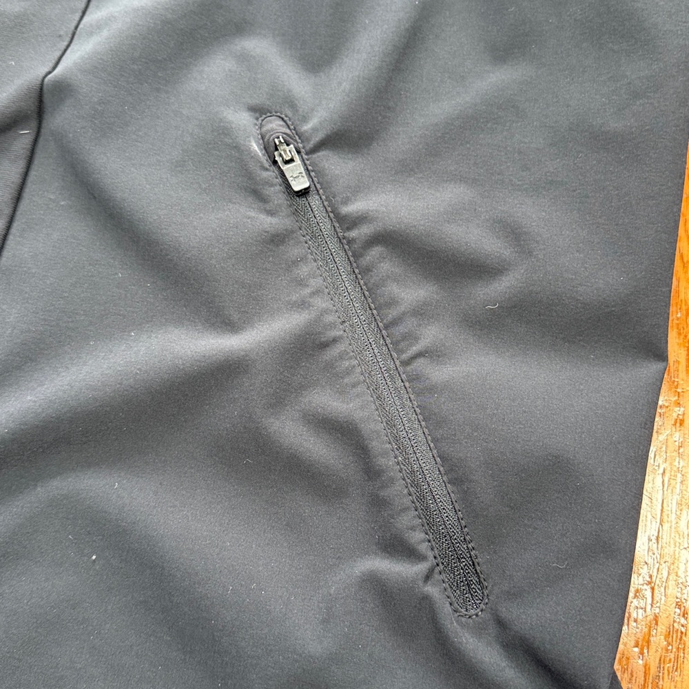 Under Armour black men’s zip front vest.  Front pockets. Size XL fitted. - Picture 4 of 9